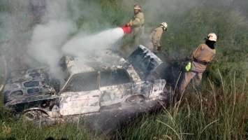 Выгорело дотла: в Харькове спасатели тушили пожар в легковом авто, - ФОТО