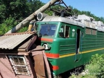ЧП на железной дороге под Одессой: поезд протаранил здание, с рельсов снесло шесть вагонов