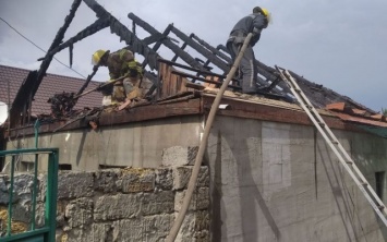 В Каховке из-за короткого замыкания проводки сгорела крыша частного дома