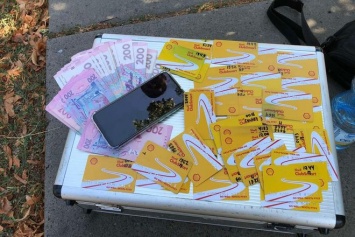 В Киеве разоблачили мошенников, снимавших наличные по поддельным картам