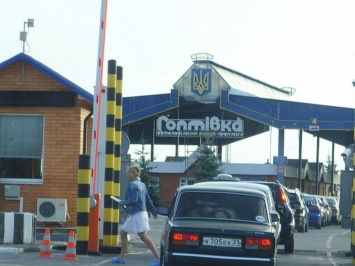 На украинско-российской границе застряло около полусотни машин (видео)