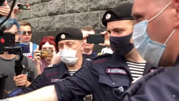 Дообнулялись: в России начали массово задерживать журналистов самых известных изданий (видео)