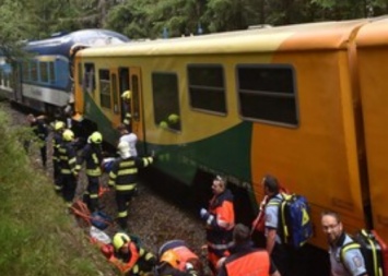 В Чехии два пассажирских поезда столкнулись лоб в лоб, десятки пострадавших