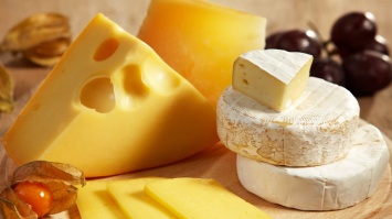 Кому категорически нельзя есть сыр