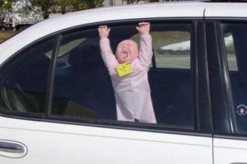 В Кривом Роге родители оставляют своих детей в закрытой машине, несмотря на жару