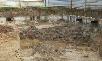 Крепостную стену X века откопали польские археологи в Познани (фото)