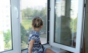 В Кривом Роге из окна выпала 6-летняя девочка