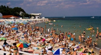 Лето убивает: на пляжах Мариуполя тонули, падали от жары и страдали от медуз
