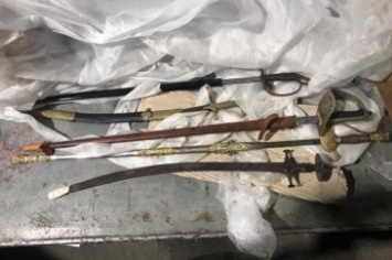 В Украину из Италии пытались незаконно ввезти четыре сабли и меч