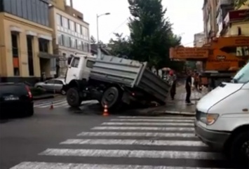 На центральном проспекте Днепра грузовик ушел под землю (ФОТО, ВИДЕО)