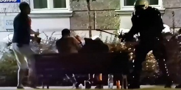 В Белграде во время протестов сняли жестокое нападение полицейских на граждан