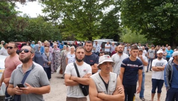 Крымские татары в Симферополе требовали от Аксенова извинений за "террористов"