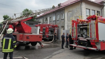 В Запорожье с пожаром в общежитии боролись десятки спасателей - фото