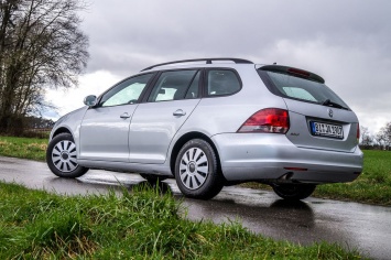 Новый проходимый универсал VW Golf впервые заметили на тестах (ФОТО)