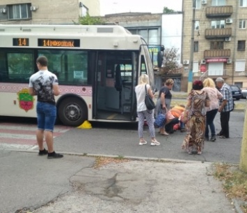 В Запорожье троллейбус сбил женщину на пешеходном переходе (ФОТО, ВИДЕО)