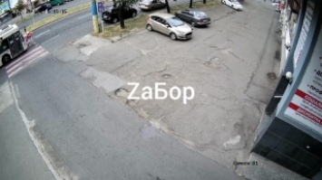 В Запорожье появилось видео момента, как троллейбус сбивает женщину
