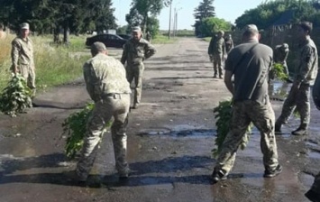 В Луцке к визиту Зеленского солдаты вычерпывали воду из луж