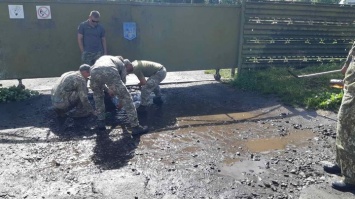 В Луцке военных заставили выгребать воду из луж перед приездом Зеленского - СМИ (фото, видео)