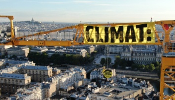 Greenpeace устроил акцию на кране возле Нотр-Дама