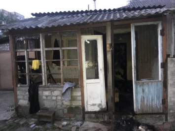 На Харьковщине бойцы ГСЧС спасли через окно дома отца и сына, задыхавшихся во время пожара, - ФОТО