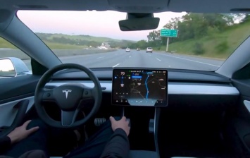 Tesla скоро смогут обходиться без водителя - Маск