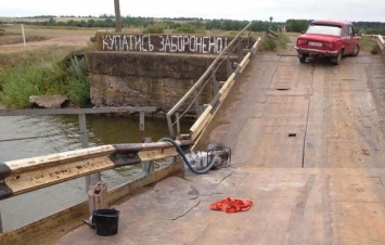 Затопленный фурами мост через Ингулец пытаются вернуть в рабочее состояние (фото)
