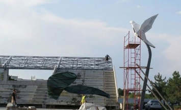На площади в Мариуполе установили гигантского голубя,- ФОТО