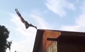 В Черкасской Лозовой мужчина прыгнул в воду с опасной высоты (видео)