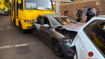 В центре Днепра маршрутка без тормозов столкнулась с тремя авто: пострадал 10-летний мальчик