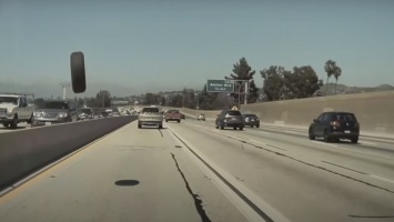 Автопилот Tesla помог водителю уйти от столкновения с колесом (ВИДЕО)