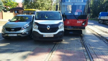 Тройное ДТП на проспекте Металлургов: столкнулись автомобиль, микроавтобус и трамвай, - ФОТО