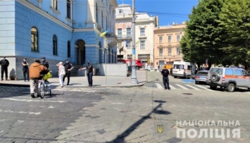В Черновцах эвакуируют людей из мэрии - ищут взрывчатку