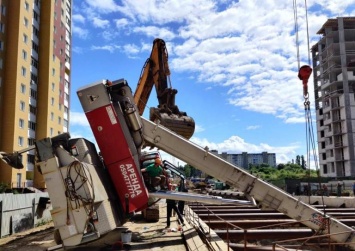 На Виноградаре - ЧП: на стройке будущего метро рухнул кран