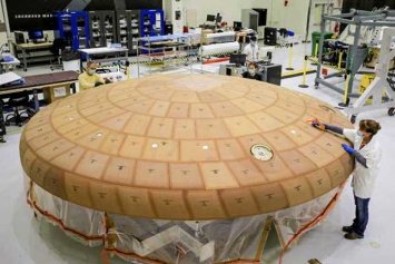 NASA собрало тепловой щит для первого пилотируемого «лунного» корабля Orion