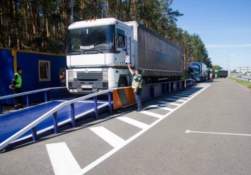 В Киеве водителю фуры выписали штраф в 6500 евро за перегруз