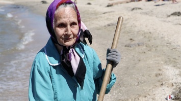 75-летняя бабушка пытается спасти Азовский курорт от нашествия медуз (ФОТО)