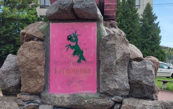 Вандалы в Ровно раскрасили памятник советскому военачальнику