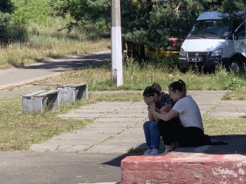 "Мой сын хочет учиться". В Киеве под сборным пунктом плачут родители, чьих сыновей удерживают внутри