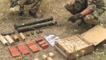 Гранатометы, взрывчатка и мина: на Луганщине обнаружили тайник боевиков