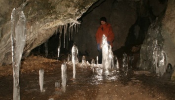 Туристов зовут в самую большую пещеру Украинских Карпат - "Дружбу"