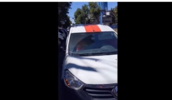 В Днепре водитель "Новой Почты" припарковался посреди центрального проспекта: видео
