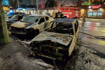 Четыре авто вспыхнули ночью в Киеве, появились фото
