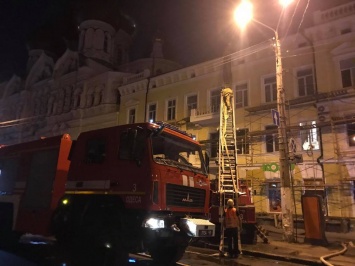 Пожарные тушили загоревшийся ночью дом возле одесского монастыря