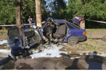 На Днепропетровщине автомобиль Audi врезался в столб: водитель погиб на месте (фото, видео)