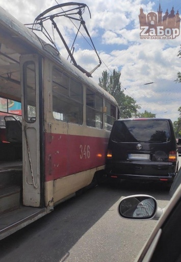 В Запорожье в центре города произошло ДТП с трамваем (фото)