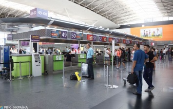 В Борисполе на 7 часов задержали рейс в Хорватию, чтобы все пассажиры сделали тест на короновирус в аэропорту