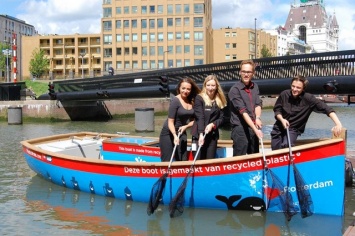В Амстердаме экологи пытаются ввести в моду "рыбалку пластика" на каналах (ВИДЕО)