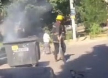 В Мелитополе спасатели тушат пожар во дворе многоэтажки (видео)