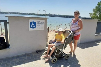 Жители Запорожья называют лифт на пляже "показухой": "мэра наказывать есть кому, людей с инвалидностью нет»