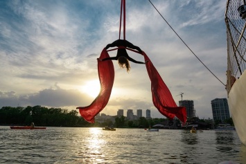 В Днепре воздушная гимнастка устроила представление над водой